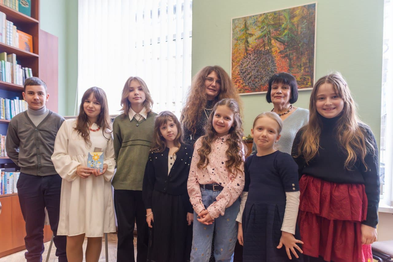 Учні Klavir Studio разом із викладачкою після концерту